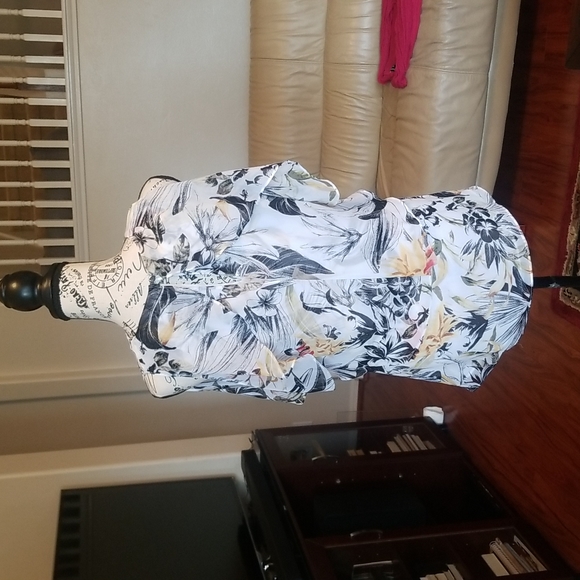 White House Black Market Top Small - Picture 5 of 7